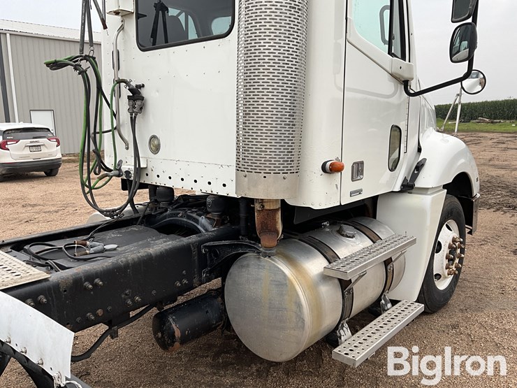 2004-freightliner-columbia-120-image-20