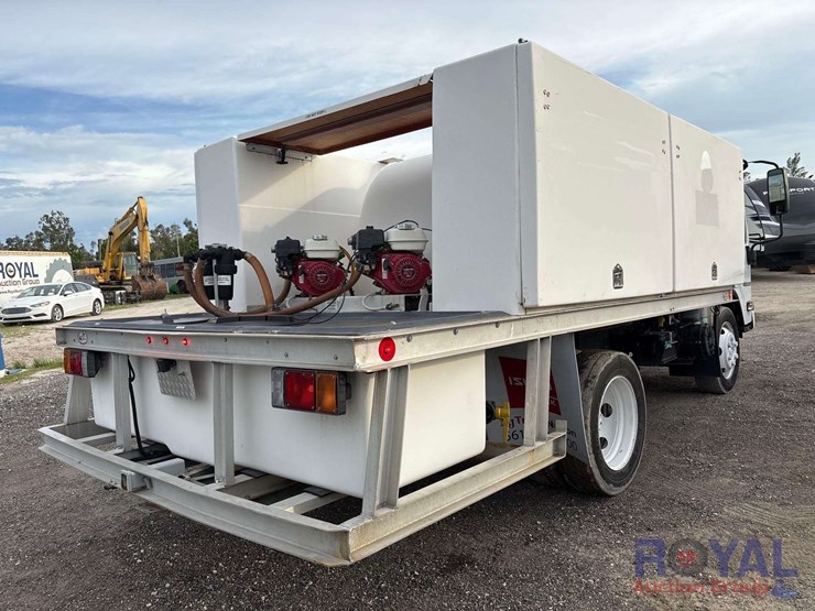 2023-isuzu-npr-image-3