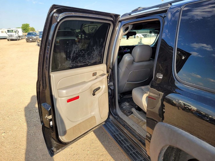 2004-chevrolet-suburban-image-6