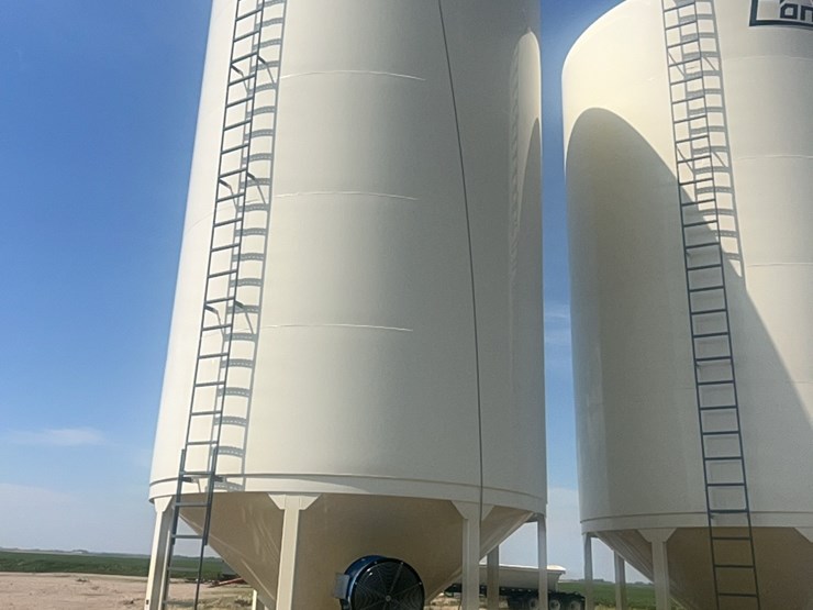 concept-5,000-bushel-hopper-bin,-fully-equipped-with-agi-grainguard-bin-fan-with-7.5-hp-three-phase-electric-motor-image-4
