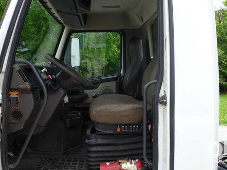 2014-volvo-10-image-14