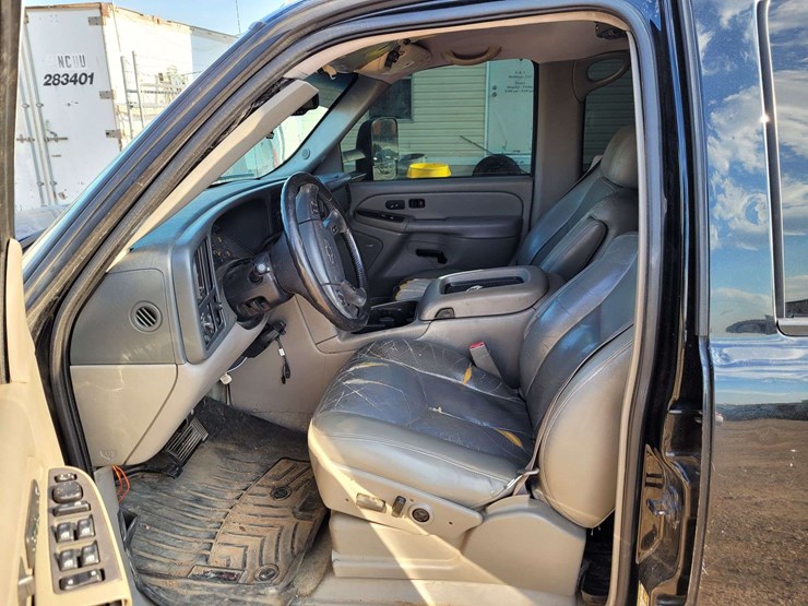 2004-chevrolet-suburban-image-10
