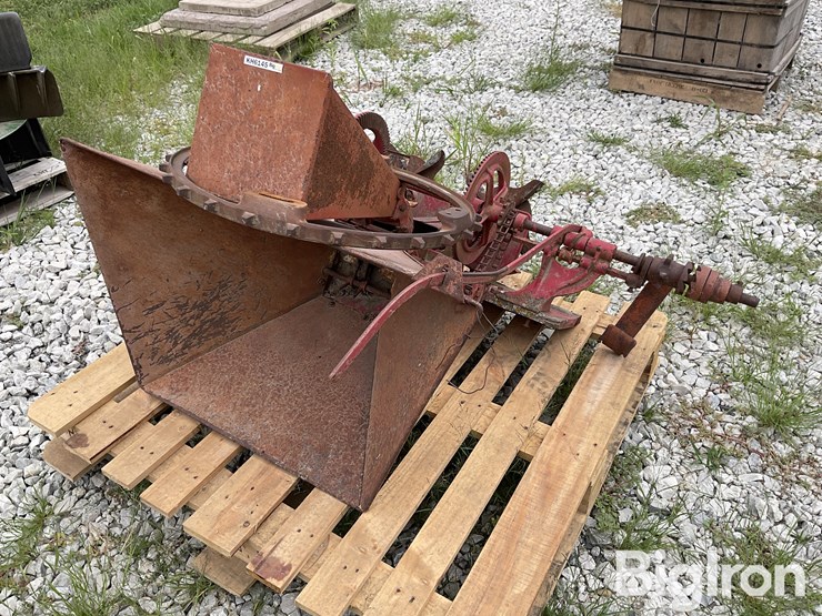 international-end-gate-seeder-image-1