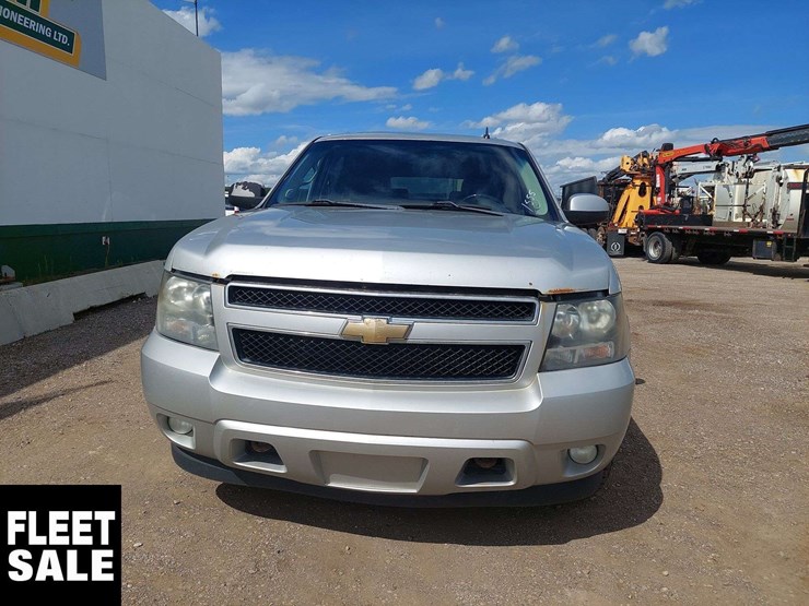 2011-chevrolet-suburban-image-15