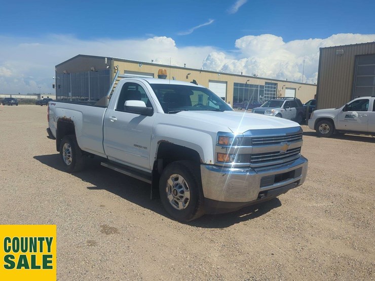 2015-chevrolet-silverado-2500hd-lt-image-2