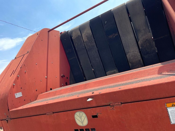 new-holland-br780-image-35