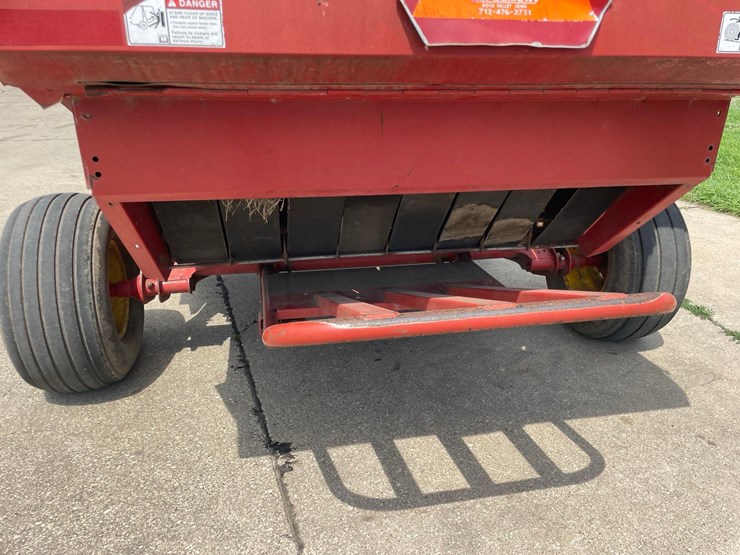 new-holland-br780-image-26