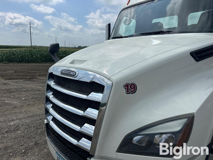 2019-freightliner-cascadia-126-image-12