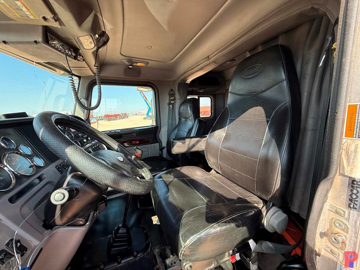 2013-peterbilt-388-image-17