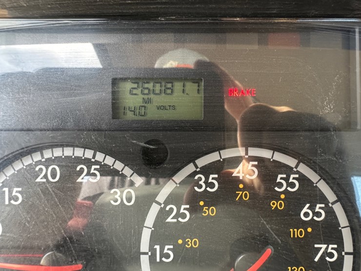 2014-freightliner-108sd-image-20