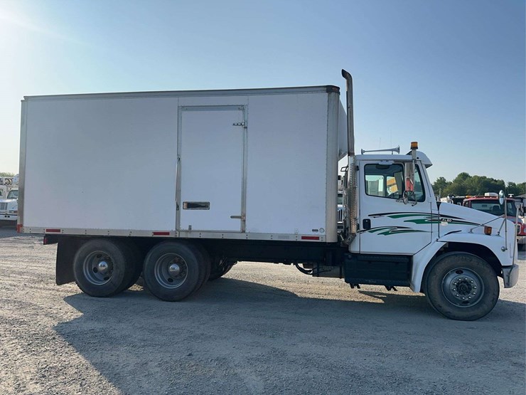 2000-freightliner-fl80-image-8