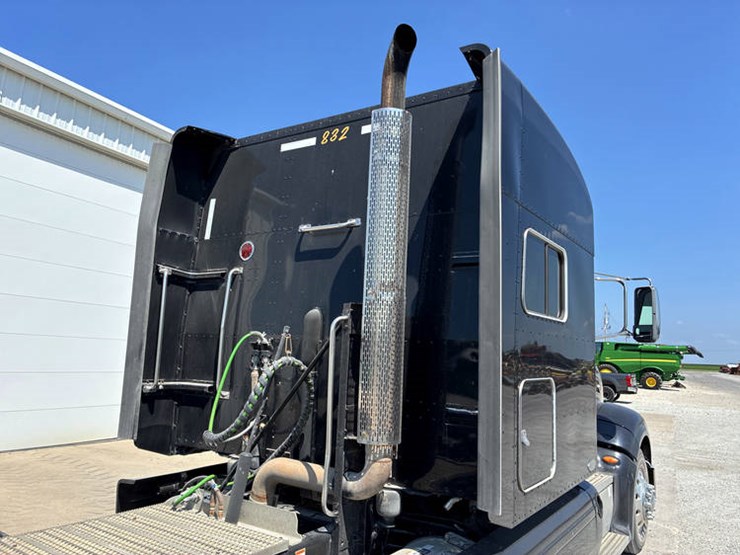 2011-peterbilt-386-image-22
