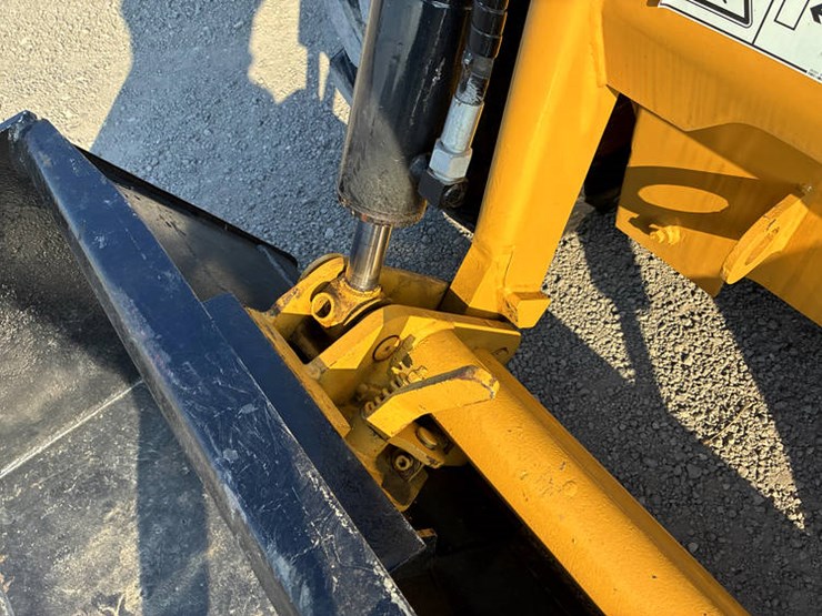 2019-caterpillar-246d-image-26