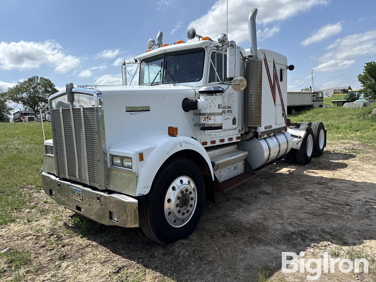 1984-kenworth-w900-image-1