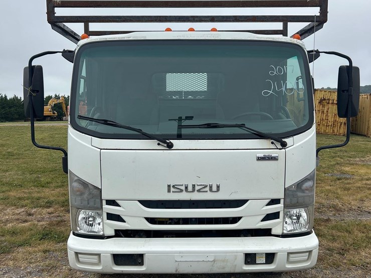 2017-isuzu-npr-image-2
