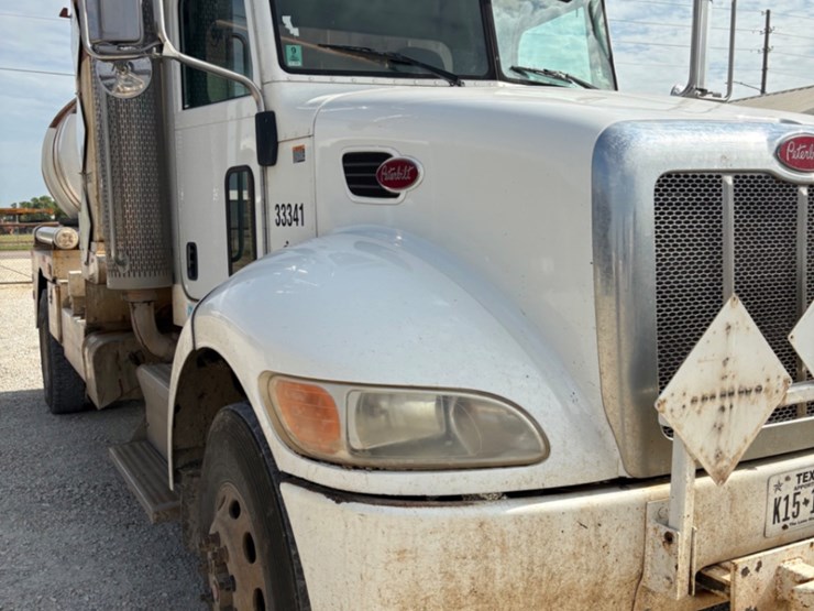 2011-peterbilt-337-image-5