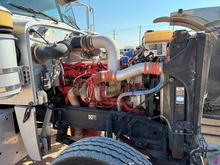 2013-peterbilt-388-image-22