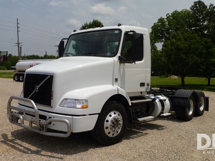 2014-volvo-10-image-1