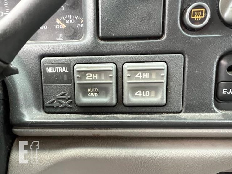 1999-chevrolet-suburban-image-54