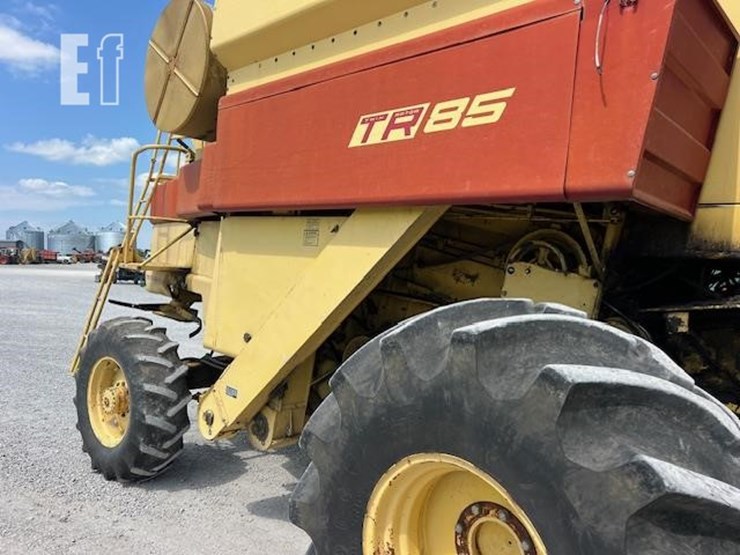new-holland-tr85-image-24