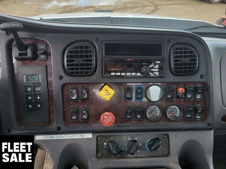 2013-freightliner-108sd-image-11