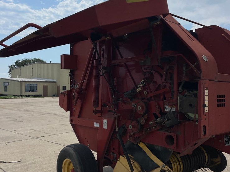 new-holland-br780-image-37