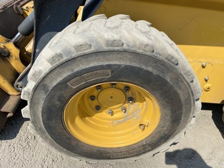 deere-320e-image-9