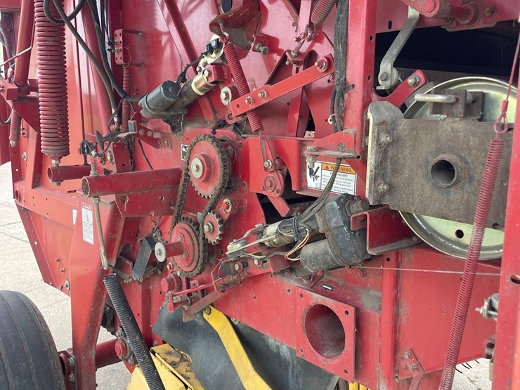new-holland-br780-image-38