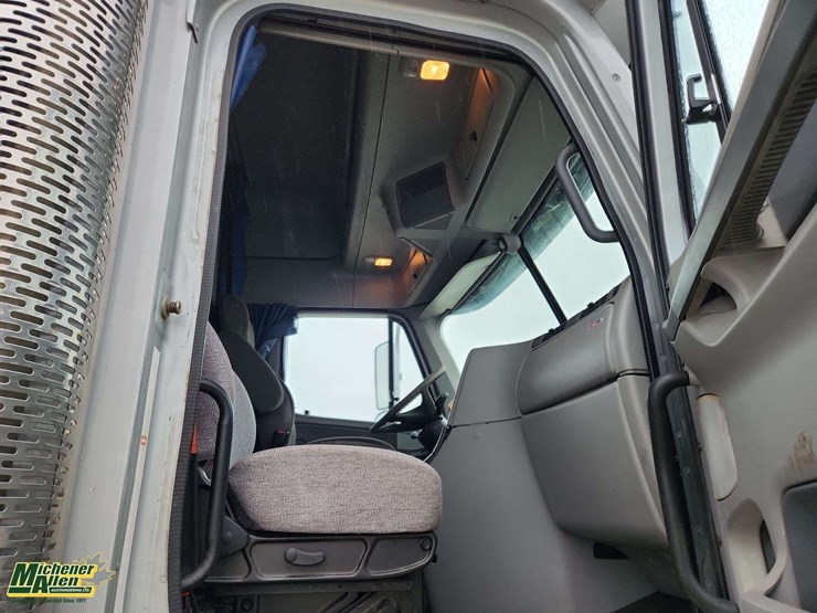 2006-freightliner-columbia-120-image-28