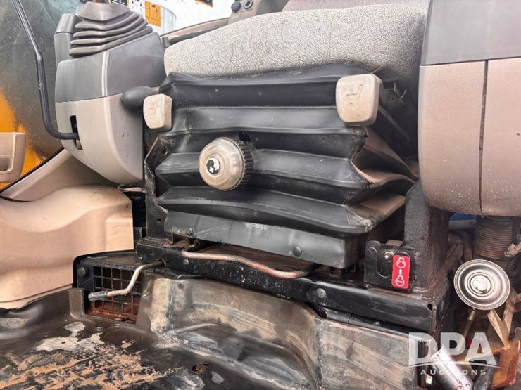 2012-deere-135d-image-58