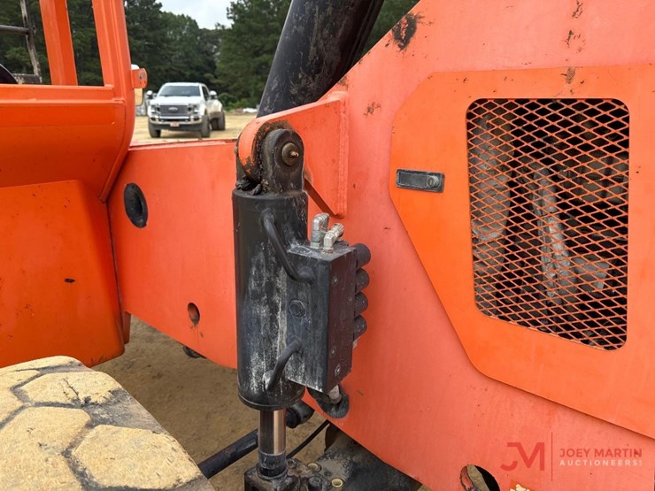 2018-jlg-8042-image-6