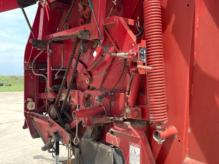 new-holland-br780-image-32