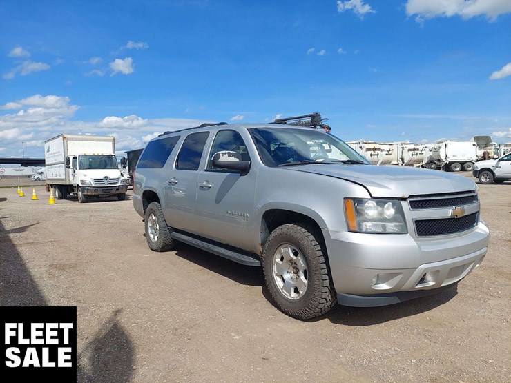2011-chevrolet-suburban-image-2