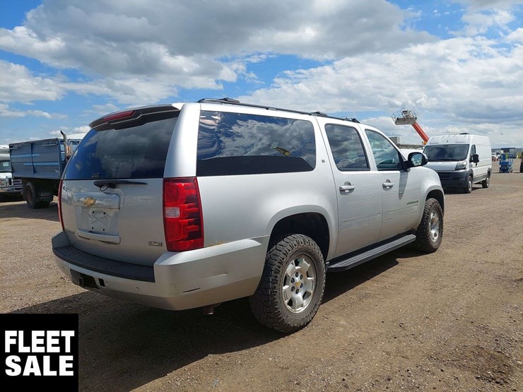 2011-chevrolet-suburban-image-4