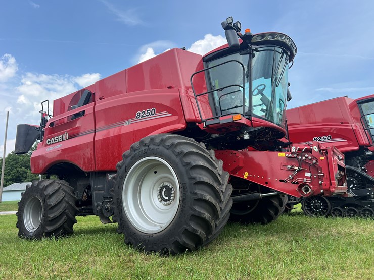 2023-case-ih-8250-image-1