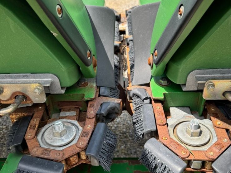 2010-john-deere-608c-image-12