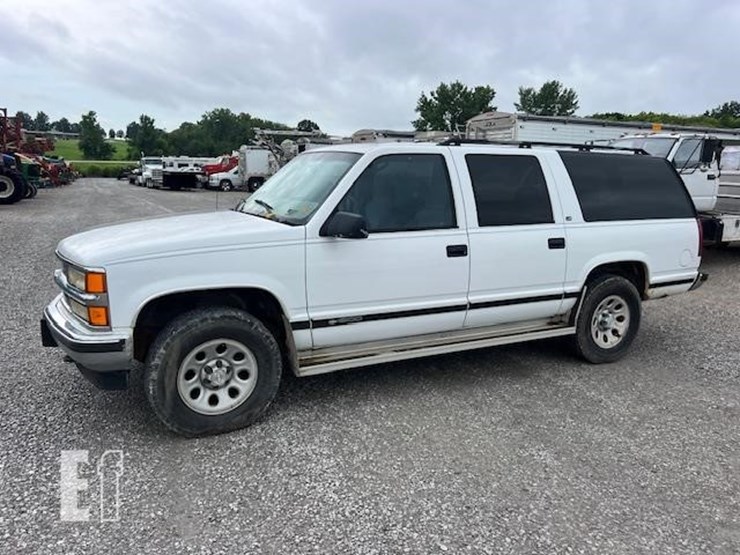 1999-chevrolet-suburban-image-2