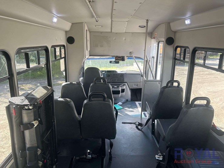 2015-ford-e350-image-23