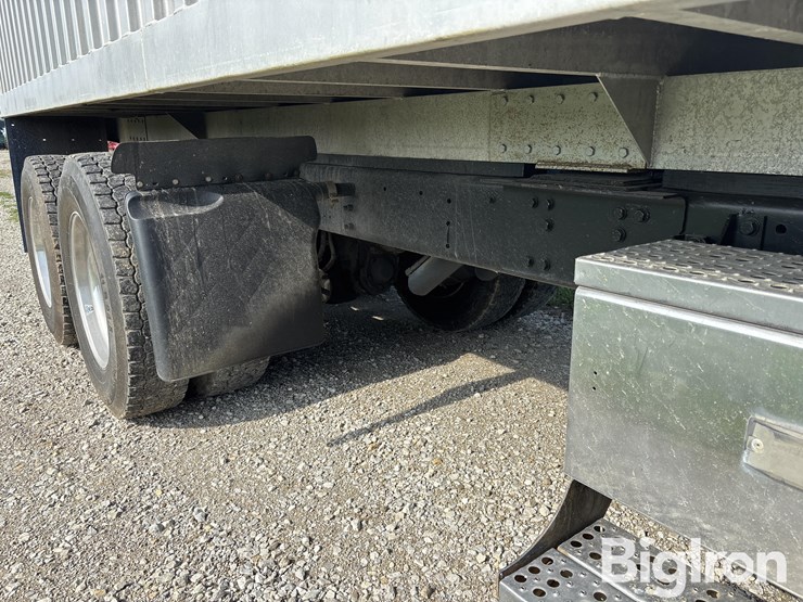 2011-freightliner-cascadia-113-image-16