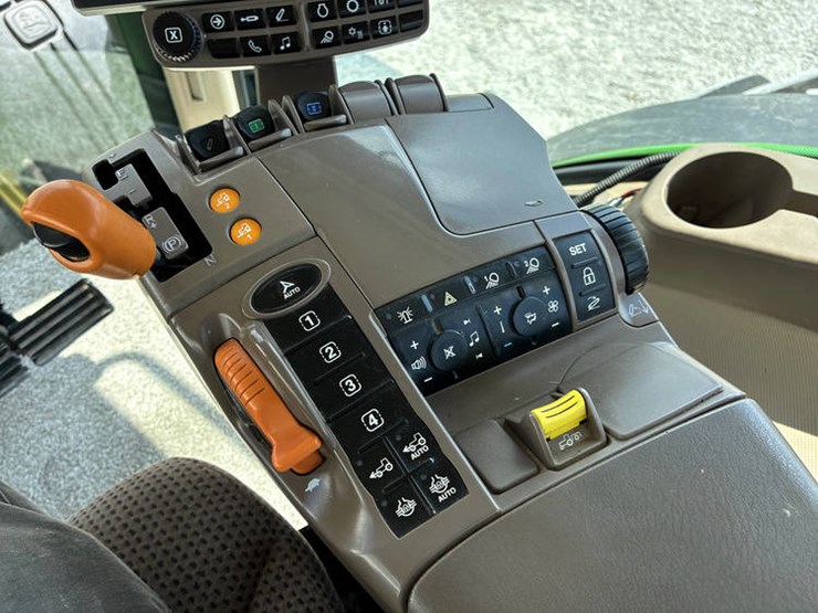 2018-john-deere-8400r-image-82