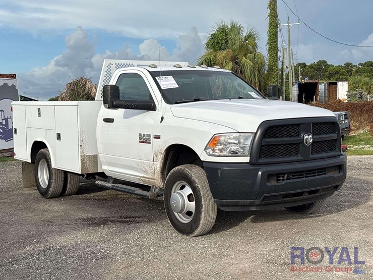 2018-ram-3500-reading-service-truck-with-liftgate-image-2