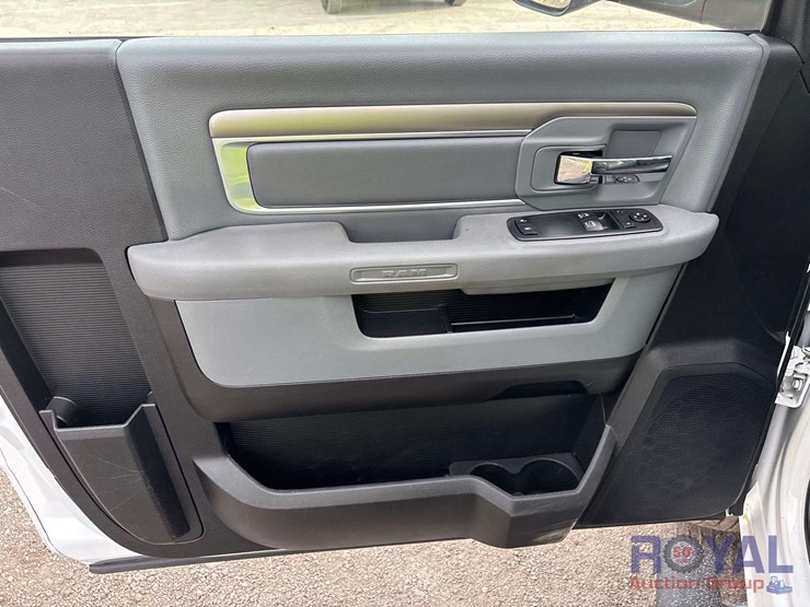 2018-ram-3500-reading-service-truck-with-liftgate-image-12