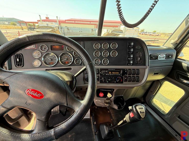2013-peterbilt-388-image-13