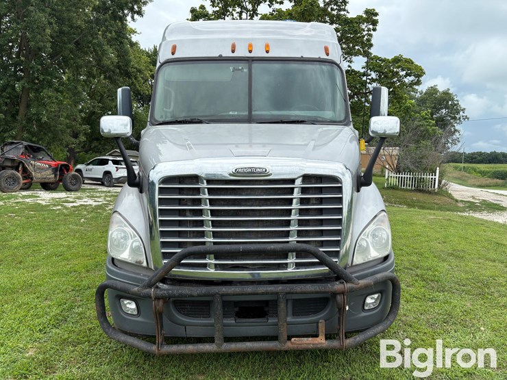 2015-freightliner-cascadia-113-image-2