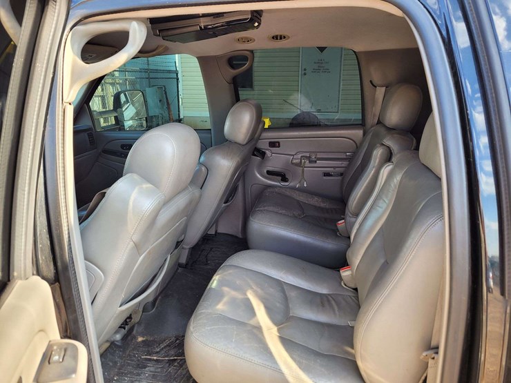 2004-chevrolet-suburban-image-7