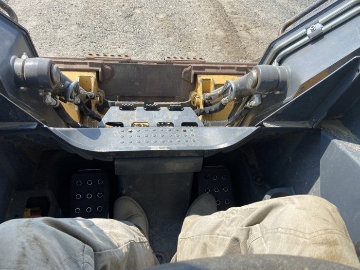 deere-320e-image-19