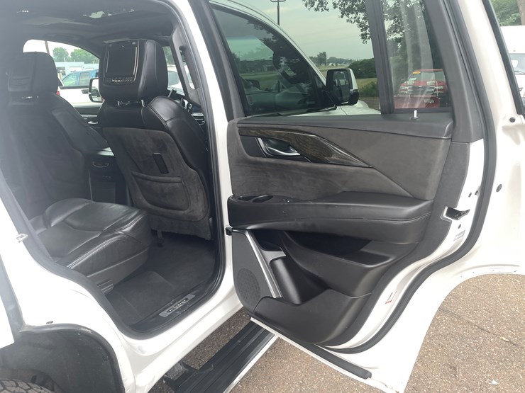 2017-cadillac-escalade-image-54