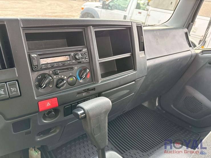 2023-isuzu-npr-image-9