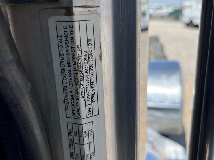 2011-peterbilt-367-image-25