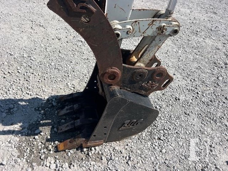 takeuchi-tb235-2-image-9